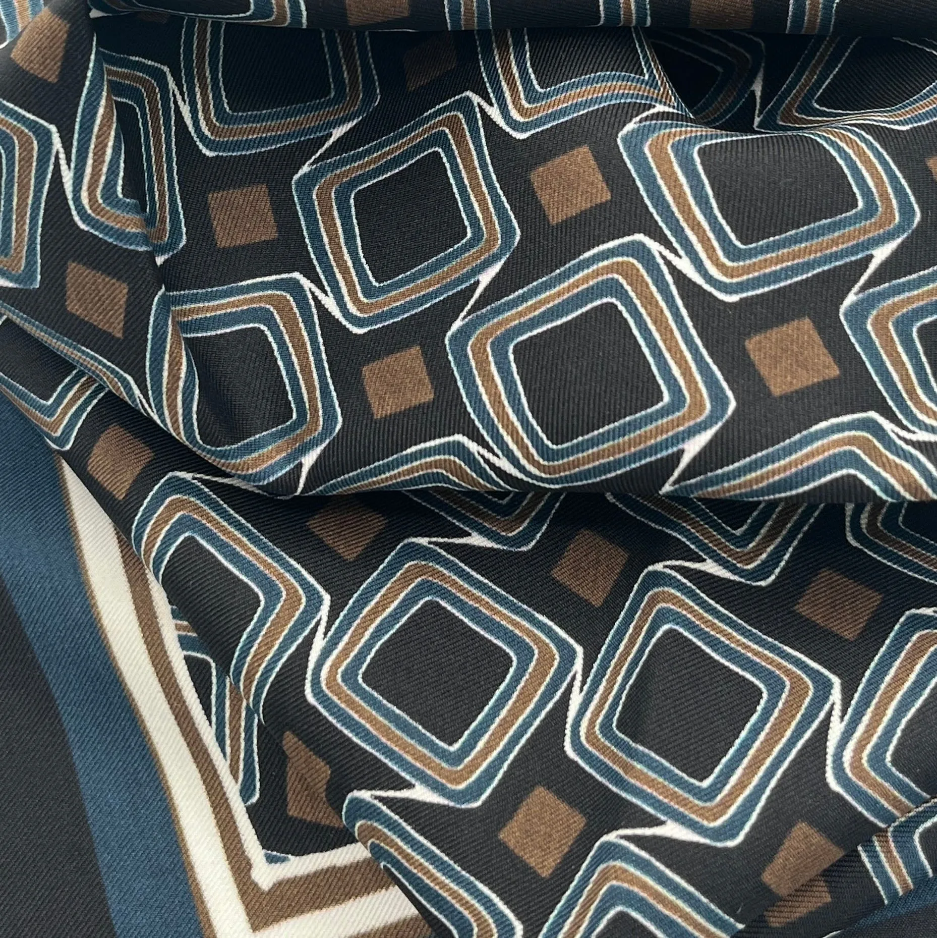 BLACK NECKERCHIEF WITH GEOMETRIC DESIGN